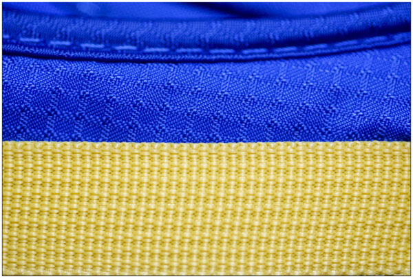 Detail eines Rucksacks so fotografiert, dass das Bild aussieht wie die Flagge der Ukraine. Blau Gelb.