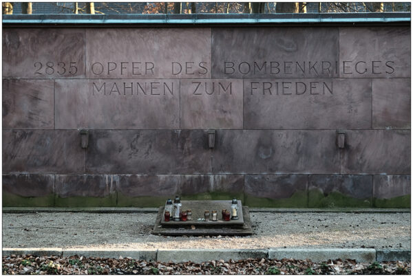 Gedenkstätte "Bombenopferfeld" in Kiel auf dem Friedhof Eichhof. Zu sehen ist eine Wand der Gedenkstätte mit der Aufschrift "2835 Opfer des Bombenkrieges mahnen zum Frieden"