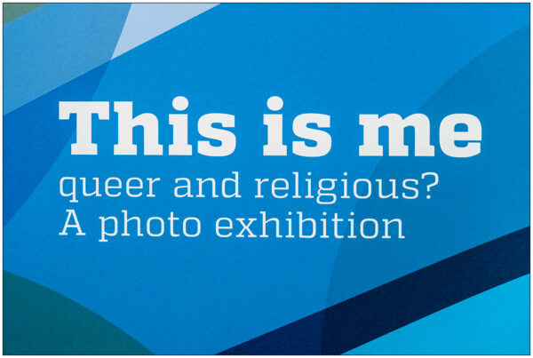 Plakat der Fotoausstellung "This is me" in Rendsburg. Aufschrift auf dem Plakat: This is me queer and religious? A phot exhibition.