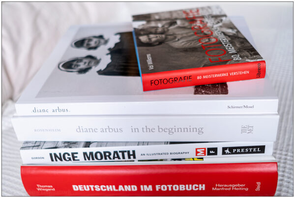 Zu sehen ist ein Bücherstapel mit insgesamt fünf Fotobildbänden.