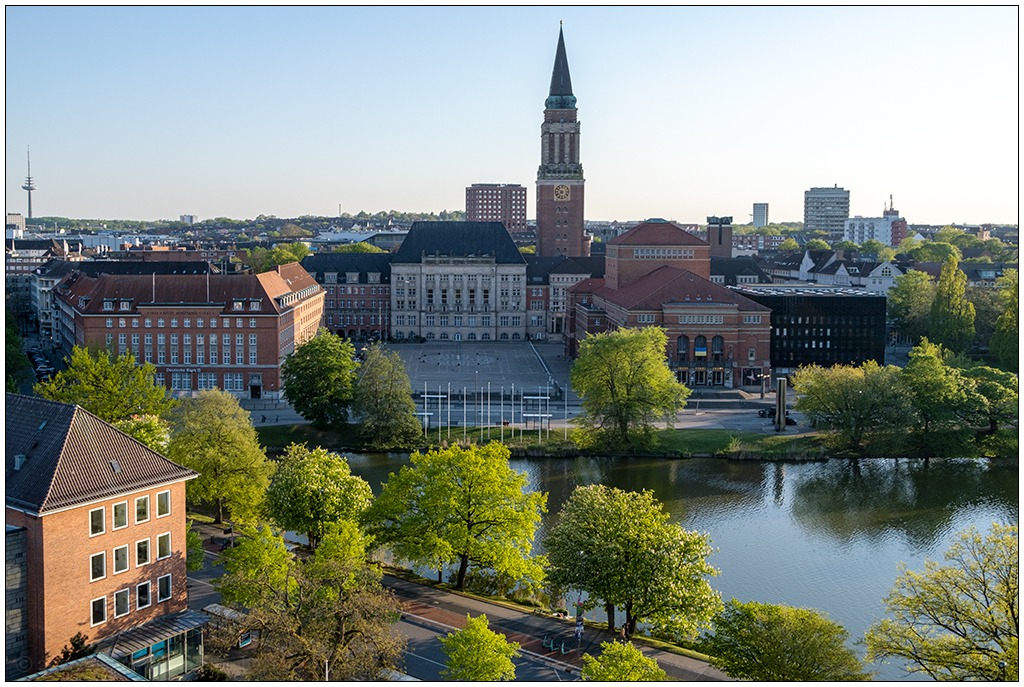 Blick auf die Stadt Kiel vom HSH-Hochhaus aus. In der Bildmitte der Kieler Rathausplatz und das Rathaus mit Rathausturm.