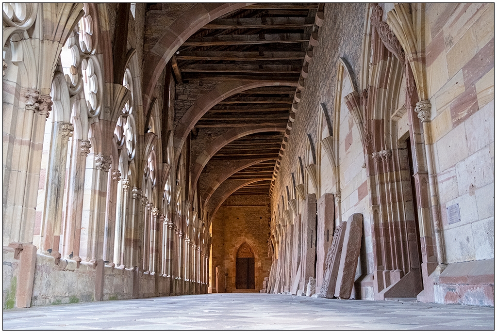Bodennaher Blick in einem Kreuzgang im ehemaligen Kloster in Weißenburg/Wissembourg, Frankreich.