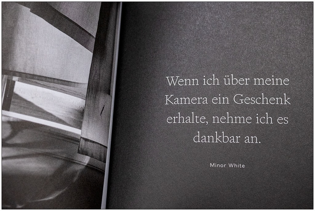 Foto aus dem Buch „Der achtsame Blick“ von Sophie Howarth mit einem Zitat von Minor White: "Wenn ich über meine Kamera ein Geschenk erhalte, nehme ich es dankbar an."